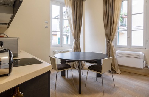 Como City Centre Apartamento | Apartment in the center of Como near Lake Como to experience the city.