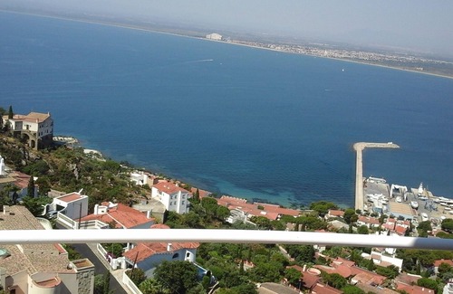 Almadraba-Canyelles Apartamento | Apartamento en villa, 180 ° vista panorámica al mar con terraza y piscina.