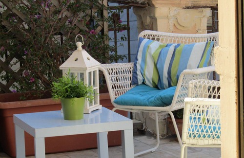 Ognina Apartamento | Apartamento en Villa Liberty con jardín con vistas al Etna y cerca del mar.