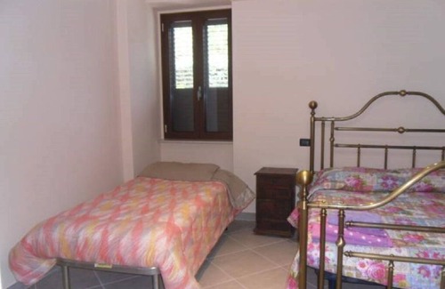 Cagnano Amiterno Cama Y Desayuno | Apartamento en una villa rodeada de un paisaje rural característico.