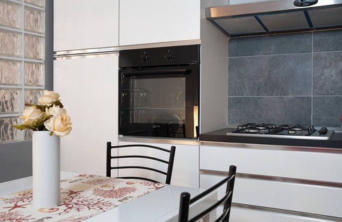 Piazza Apartamento | Apartamento 'Incantevole Loft Red Passion' con balcón, Wi-Fi y aire acondicionado