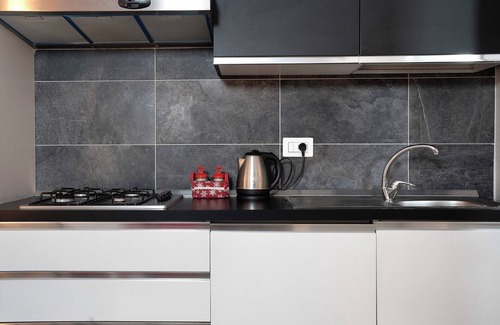 Piazza Apartamento | Apartamento 'Incantevole Loft Red Passion' con balcón, Wi-Fi y aire acondicionado