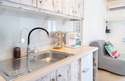 Tourlos Apartamento | Apartamento 'Irene's Studio' con piscina compartida, Wi-Fi y aire acondicionado