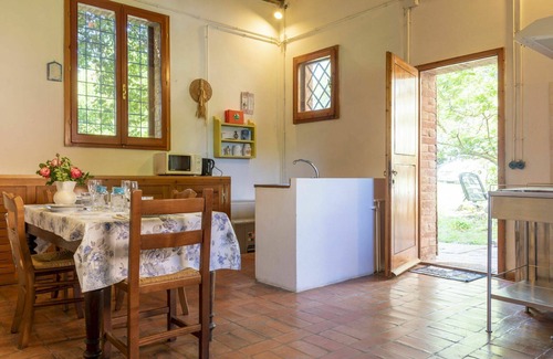 Castiglione del Lago Casa | Hermoso apartamento en villa con piscina privada, bañera de hidromasaje, WIFI, A/C, TV, patio