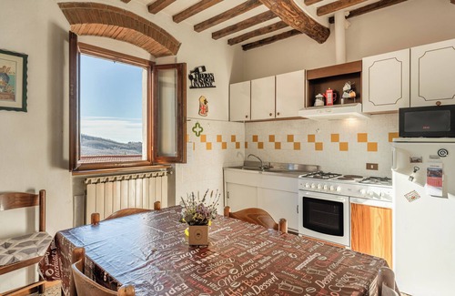 San Marcello Piteglio Apartamento | Apartamento 'Casa Claire' con vistas a la montaña, terraza privada y jardín privado