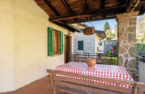 San Marcello Piteglio Apartamento | Apartamento 'Casa Claire' con vistas a la montaña, terraza privada y jardín privado