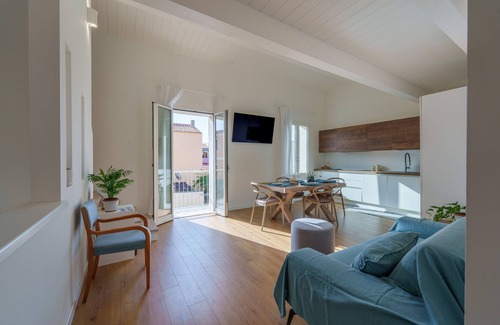 Santa Teresa di Gallura Apartamento | Apartamento 'Casa elegante en el centro' con balcón, Wi-Fi y aire acondicionado