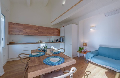 Santa Teresa di Gallura Apartamento | Apartamento 'Casa elegante en el centro' con balcón, Wi-Fi y aire acondicionado