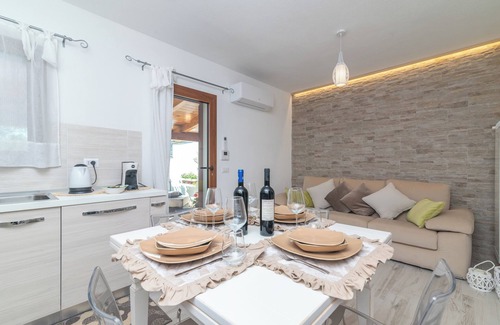 Santa Teresa di Gallura Apartamento | Apartamento 'Trilo Nina' con terraza privada, jardín privado y aire acondicionado