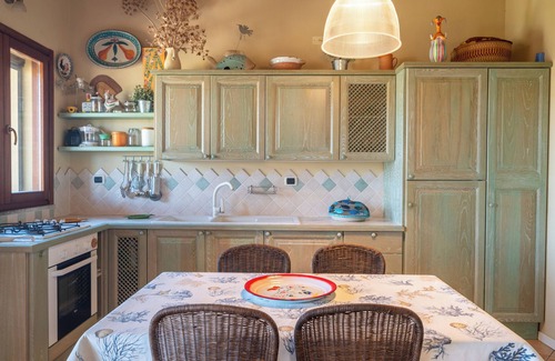 Porto Pozzo Apartamento | Apartamento 'I Mirti 20' con vistas al mar, terraza privada y aire acondicionado