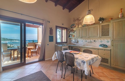 Porto Pozzo Apartamento | Apartamento 'I Mirti 20' con vistas al mar, terraza privada y aire acondicionado