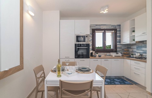 Santa Teresa di Gallura Apartamento | Apartamento 'Elena' con balcón, Wi-Fi y aire acondicionado
