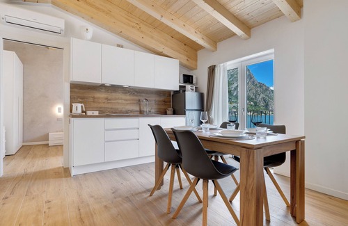 Limone sul Garda Apartamento | Apartamento 'Jacky's 2' con vistas al lago, Wi-Fi y aire acondicionado