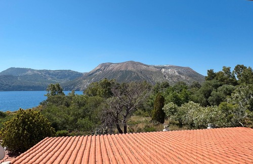 Vulcanello Apartamento | Apartamento 'Jerà Suite Vista Mare 19' con vistas al mar, terraza privada y Wi-Fi