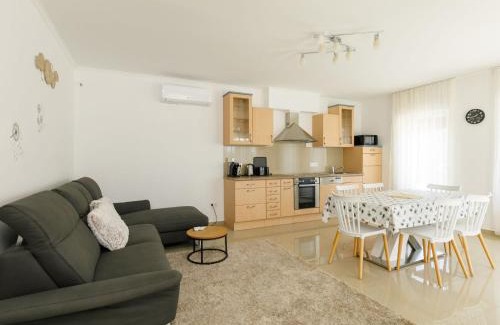 Balatonszarszo Apartamento | Apartment Johann 1 by Interhome
