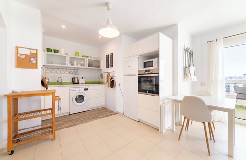 Almerimar Apartamento | Apartamento 'Justo en el corazón del pueblo' con vistas al mar, balcón y Wi-Fi
