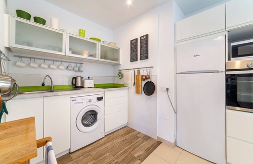 Almerimar Apartamento | Apartamento 'Justo en el corazón del pueblo' con vistas al mar, balcón y Wi-Fi
