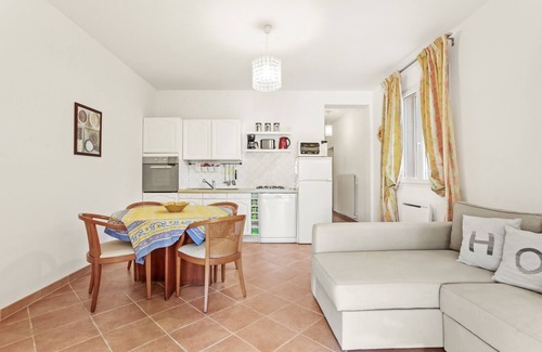 La Nartelle Apartamento | Apartamento 'L'amandier' con terraza privada, jardín privado y Wi-Fi