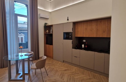 Borgo-Sanzio Apartamento | Apartment 'La Finestra Down Town - Fronte' with Balcony, Wi-Fi and Air Conditioning