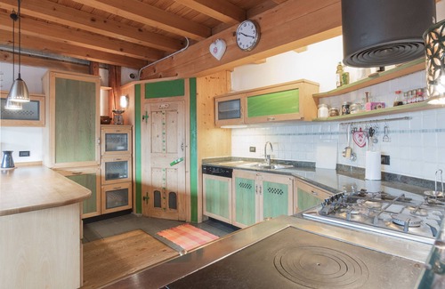 Fiera di Primiero Apartamento | Apartamento 'La Casa Del Noce' con vistas a la montaña, jardín privado y Wi-Fi