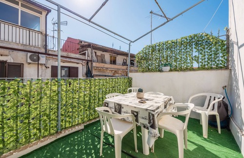 Centro Storico Apartamento | Apartamento 'La Loggia' con Terraza Privada, Wi-Fi y Aire Acondicionado