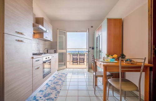 Castelsardo Historic Centre Apartamento | Apartamento 'La Marina Beach House' con vistas al mar, balcón y aire acondicionado