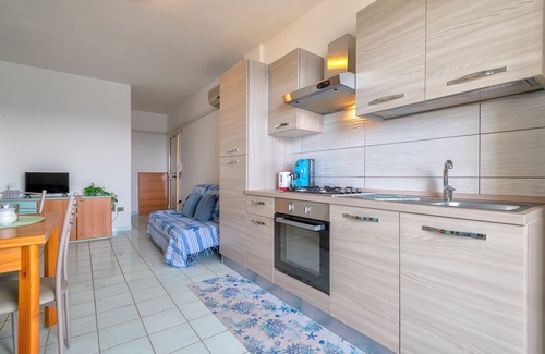 Castelsardo Historic Centre Apartamento | Apartamento 'La Marina Beach House' con vistas al mar, balcón y aire acondicionado