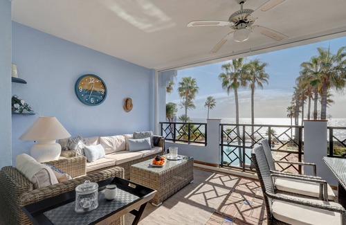Bahia de Casares Apartamento | Apartamento 'La Perla de Marakech 14' cerca de la playa con vistas al mar, piscina y Wi-Fi