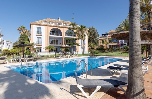 Bahia de Casares Apartamento | Apartamento 'La Perla de Marakech 14' cerca de la playa con vistas al mar, piscina y Wi-Fi