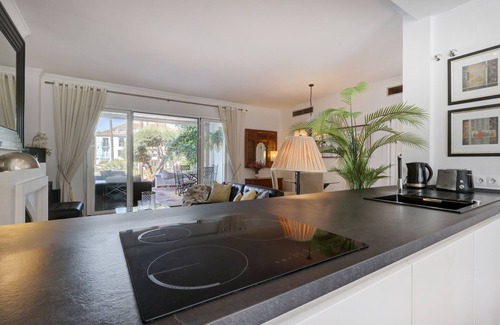 Bahia de Casares Apartamento | Apartamento "La Perla de Marakech 5" con vistas al mar, piscina compartida y Wi-Fi