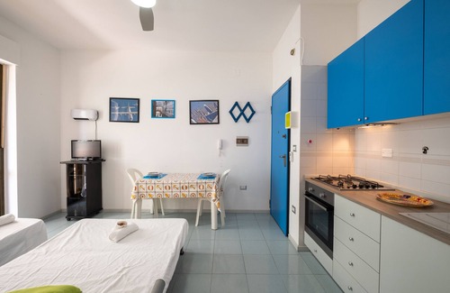 Rivabella Apartamento | Apartamento 'La Playa Rivabella' con vistas al mar, balcón y aire acondicionado