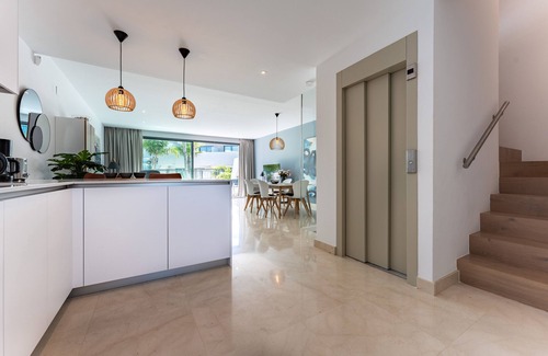 La Cala de Mijas Apartamento | Apartamento 'La Valvega De La Cala Lift Indoor' con piscina compartida, Wi-Fi y aire acondicionado.