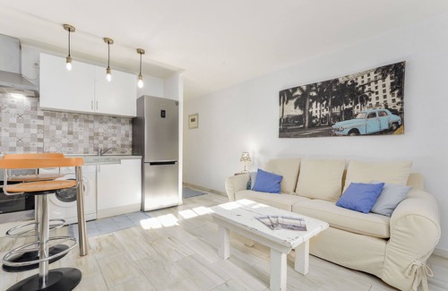 Castillo de Sabinillas Apartamento | Apartamento 'Las Gaviotas' con Terraza Privada