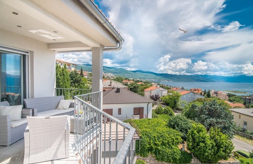 Novi Vinodolski Apartamento | Suzy with Common Pool / Apartment Lavanda with Balcony and Sea View