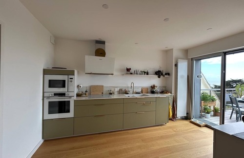 Pornic Apartamento | Apartamento 'Le Cèdre' con vistas al mar, terraza privada y Wi-Fi