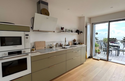Pornic Apartamento | Apartamento 'Le Cèdre' con vistas al mar, terraza privada y Wi-Fi