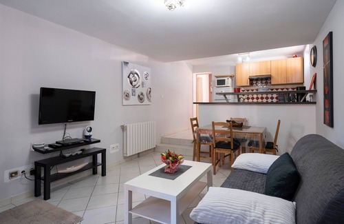 Le Revest-les-Eaux Apartamento | Apartamento 'Les Guernazelles' con vistas a la montaña, piscina privada y Wi-Fi