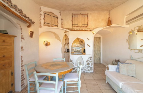 Porto Pozzo Apartamento | Apartamento 'Lella' con vistas al mar, terraza privada y aire acondicionado