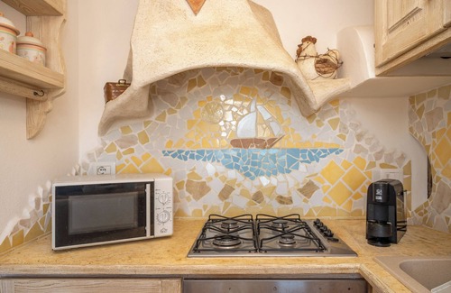 Porto Pozzo Apartamento | Apartamento 'Lella' con vistas al mar, terraza privada y aire acondicionado