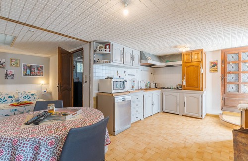 Apt Apartamento | Apartamento 'Les Cerisiers' con piscina compartida, terraza compartida y Wi-Fi
