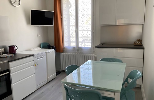 La Bourboule Apartamento | Apartamento 'Les Hêtres N°3' con vistas a la montaña, balcón y Wi-Fi