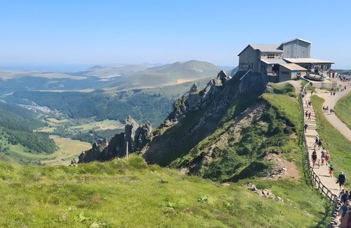 Mont-Dore Apartamento | Apartamento 'Les Lauriers, N.º 1' con vistas a la montaña y balcón