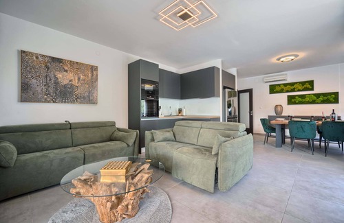 Znjan Apartamento | Apartment Liberty Living with Pool II