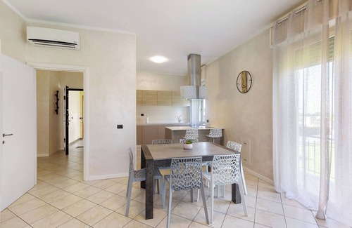 Lonato del Garda Apartamento | Apartamento 'Lm House - Trilocale Acanthus' con terraza compartida, Wi-Fi y aire acondicionado.