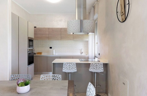 Lonato del Garda Apartamento | Apartamento 'Lm House - Trilocale Acanthus' con terraza compartida, Wi-Fi y aire acondicionado.