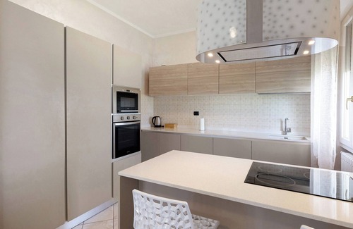 Lonato del Garda Apartamento | Apartamento 'Lm House - Trilocale Acanthus' con terraza compartida, Wi-Fi y aire acondicionado.