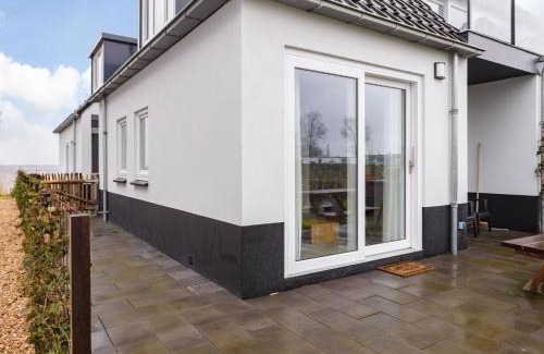 Offingawier Apartamento | Apartment located directly on the Sneekermeer