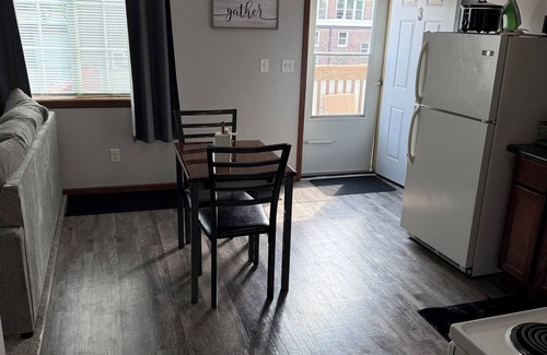 Cedar Rapids - Iowa City Apartamento | Apartment located in downtown Cedar Rapids above a family owned tattoo shop