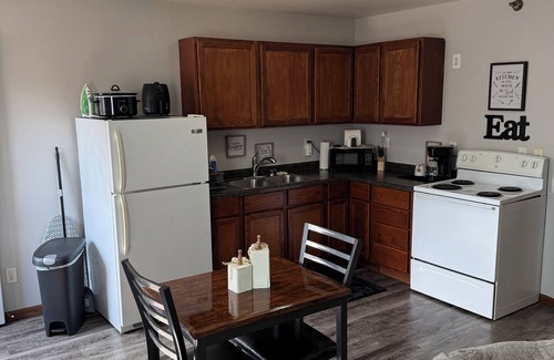 Cedar Rapids - Iowa City Apartamento | Apartment located in downtown Cedar Rapids above a family owned tattoo shop