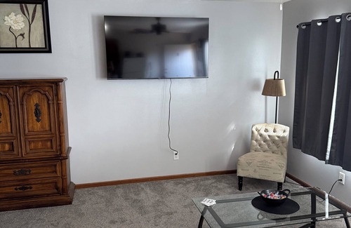 Cedar Rapids - Iowa City Apartamento | Apartment located in downtown Cedar Rapids above a family owned tattoo shop